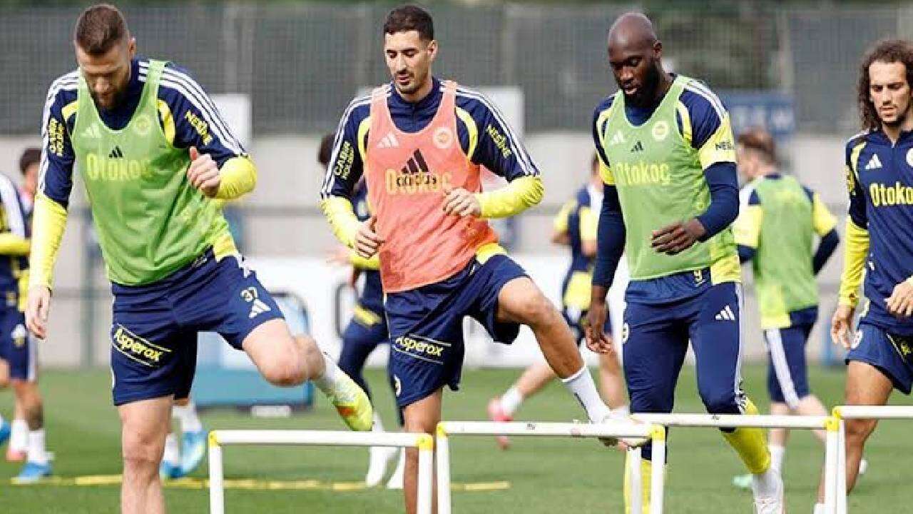 Fenerbahçe'de 2'nci maçında sakatlanmıştı: İsmail Kartal kararını resmen açıkladı, derbide Okan Buruk'a kabusu yaşatacak! 2